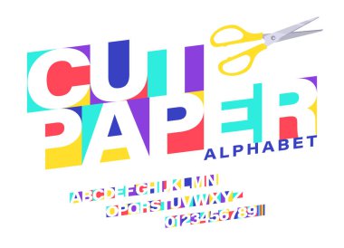 Renkli kağıt setleri harfleri ve numaraları kesiyor. Makasla kağıttan kesilen harfler. Yazı tipi ve alfabe seti