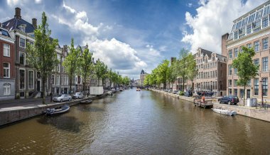 Amsterdam, Nederlands 9 Juni 2019. Kanal Amsterdam Hollanda evler nehir Amstel Landmark eski Avrupa şehir bahar manzara.