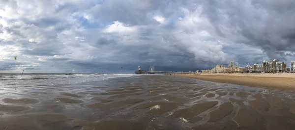 Scheveningen Beach v Haagu při západu slunce za krásného letního večera, Nizozemsko — Stock fotografie