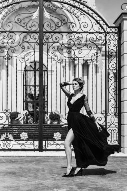 Klasik siyah elbise açık portre güzel kadın. Siyah ve beyaz mat
