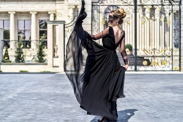 Donna in abito nero ritratto all'aperto. Donne Concetti di potere — Foto Stock