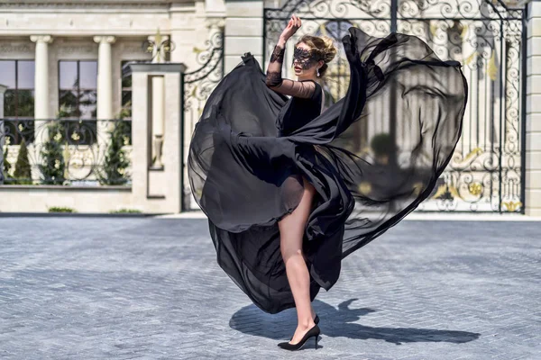 Mujer en un retrato al aire libre vestido negro. Mujeres Conceptos de poder —  Fotos de Stock