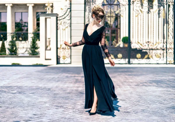 Siyah maske ve açık portre siyah elbise giyen kadın. Klasik vintage görünüyor