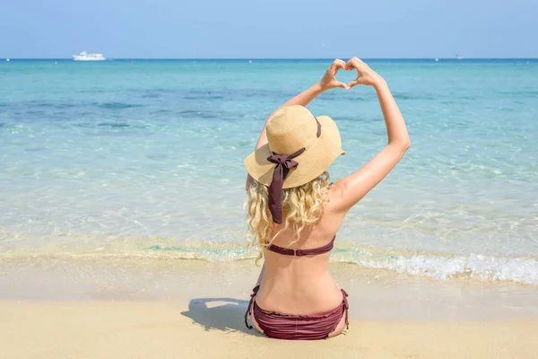 Vrouw aan het strand in Cyprus. Hou van hart vorm met de handen. Zomer aan zee uitzicht. Genieten van zonnige dagen — Stockfoto