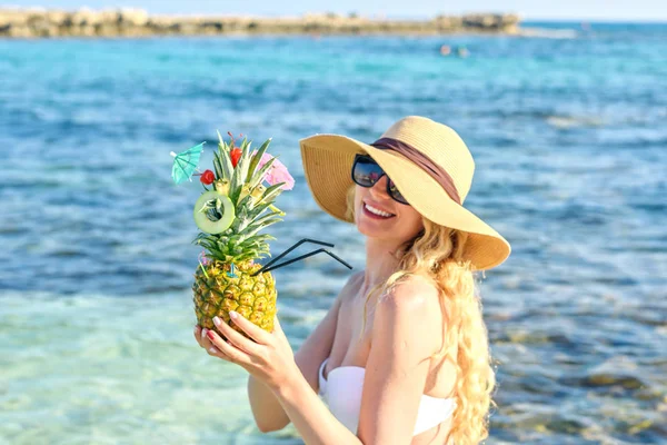 Ananas cocktail op het strand. Gelukkig meisje frisse sappige cocktails drinken. Ayia Napa, Cyprus — Stockfoto