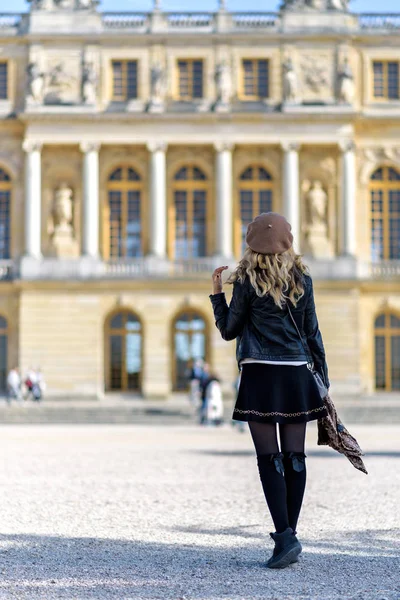 Mujer en el Palacio de Versalles. Joven chica turista francesa vestida admirando las vistas. Retrato de fondo bokeh suave —  Fotos de Stock