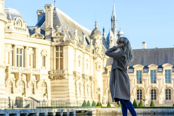 Mujer en el Palacio Chantilly. Joven turista admirando las vistas. Retrato fondos bokeh suave —  Fotos de Stock