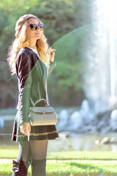 Mujer en París, Francia. Joven chica turista francesa vestida admirando la vista. Retrato de luces naturales suaves. Fondo verde —  Fotos de Stock