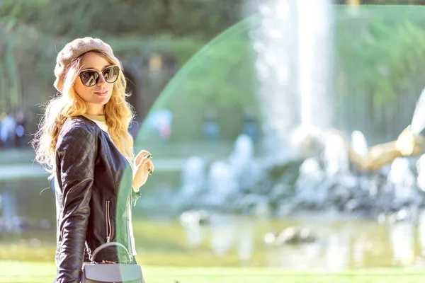 Mujer en París, Francia. Joven chica turista francesa vestida admirando la vista. Retrato de luces naturales suaves. Fondos verdes —  Fotos de Stock