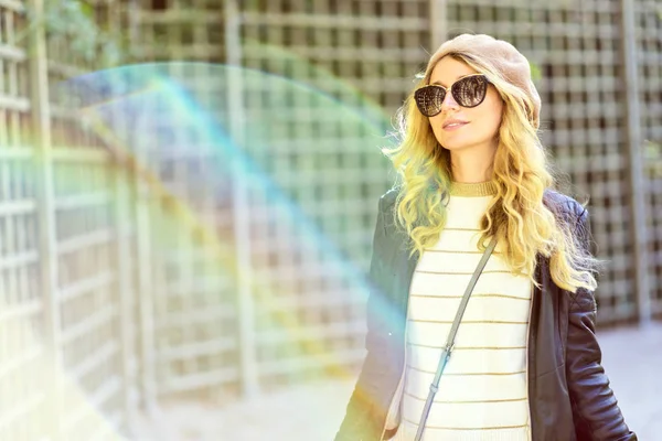 Mujer en París, Francia. Joven chica turista francesa vestida admirando la vista. Retrato de luces naturales suaves. Fondos verdes —  Fotos de Stock