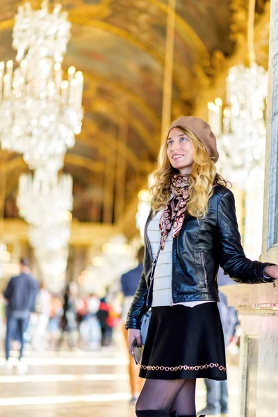 Mujer en París, Francia. Joven turista admirando las vistas. Estilo francés vestido. Retrato fondos bokeh suave —  Fotos de Stock
