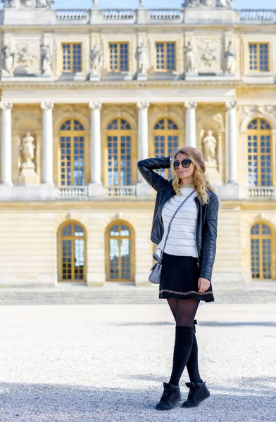 Mujer en París, Francia. Joven turista admirando las vistas. Estilo francés vestido. Retrato fondos bokeh suave —  Fotos de Stock