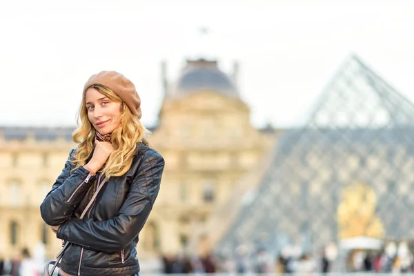 Mujer en el Louvre de París, Francia. Joven turista admirando las vistas. Estilo francés. Retrato fondos bokeh suave —  Fotos de Stock
