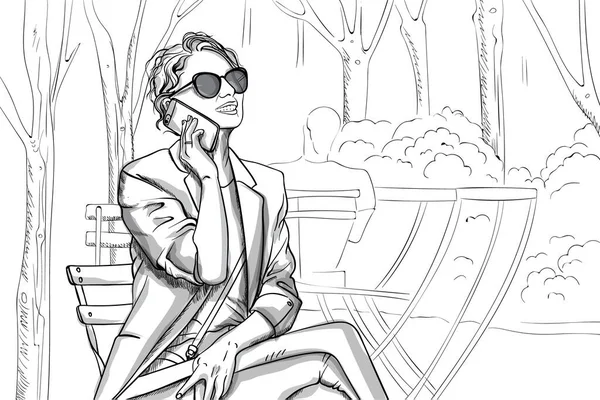 Radostná žena ve slunečních brýlích a obleku, jak mluví po telefonu v parku. Čárový obrázek — Stockový vektor