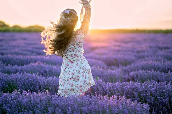 日落时 快乐的女人在薰衣草地里跳舞 美丽的花草 夏日夕阳西下 — 图库照片