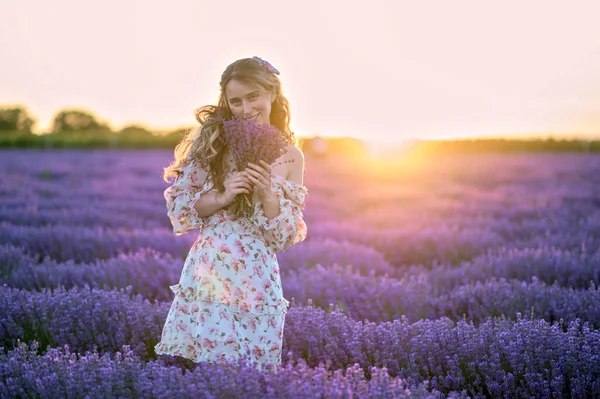 Donna Possesso Bouquet Fiori Avender Sfondo Tramonto — Foto Stock