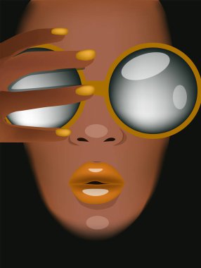 Güneş gözlüklü, dudaklı, tırnaklı, bronz tenli bir kadın kendini eliyle kapatıyor.