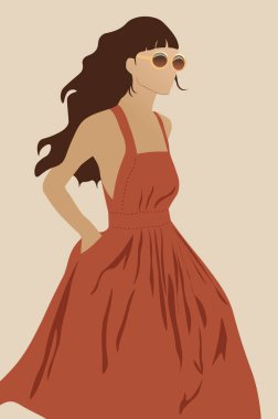 Koyu turuncu elbiseli, yuvarlak güneş gözlüklü genç bir manken.