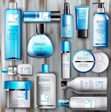 Ahşap arka planda yazılı bir kozmetik seti. Termal su, serum, krem, losyon, vücut maskesi, güneş kremi, sprey, tonik, parfüm ve şampuan. Gerçekçi vektör