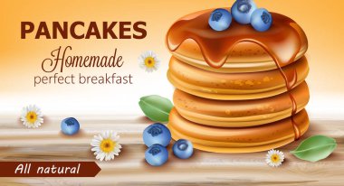 Etrafı papatya çiçeği ve yapraklarla çevrili pekmez ve yaban mersiniyle kaplı bir yığın doğal krep. Mükemmel ev yapımı kahvaltı. Gerçekçi.