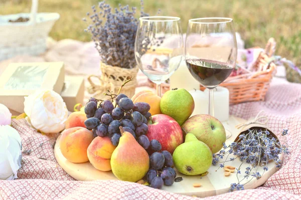 Świeże owoce i wino piknik na świeżym powietrzu. Zamknij smaczne jedzenie styl życia naturals — Zdjęcie stockowe