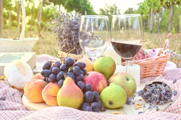 Świeże owoce i kieliszki wina piknik na świeżym powietrzu. Zamknij smaczne jedzenie styl życia naturals — Zdjęcie stockowe