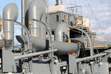 Bir savaş gemisi oluşturuyordu