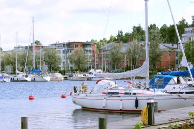Park şehrin limanda gemilerin