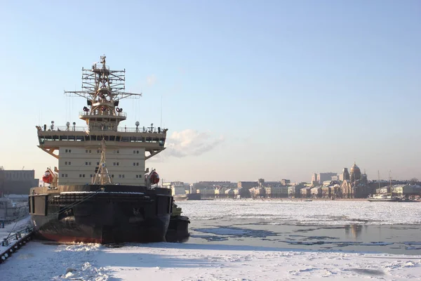 Buzkıran Denize Yelken Açmaya Hazırlanıyor — Stok fotoğraf