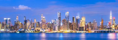 New York, ABD, 08-25-17: New York City gece vakti Hudson River 'daki yansıma ile gökyüzü.