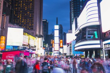 New york, ABD, 09-03-17: ünlü saat squre gece kalabalık ve trafik ile uzun pozlama.