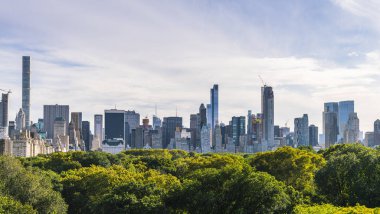 Central Park, New York, ABD. 09-01-17: Yaz mevsiminin güneşli bir gününde Manhattan gökdelenli Central Park.