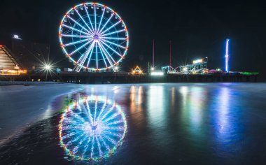Gece yansıması olan çelik iskele, Atlantic City, New Jersey, ABD.