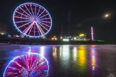 Gece yansıması olan çelik iskele, Atlantic City, New Jersey, ABD.