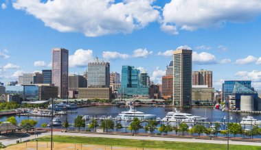 Baltimore, Maryland, ABD. 09-07-17: Güneşli bir günde Baltimore silueti.