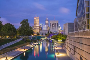 Indianapolis, Indiana, USA-09-13-17, su üzerinde yansıması olan güzel Indiannapolis silueti..