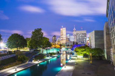 Indianapolis, Indiana, USA-09-13-17, su üzerinde yansıması olan güzel Indiannapolis silueti..