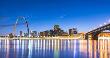 St. Louis gökdeleninde gece yansıması var, st. Louis, Missouri, ABD.
