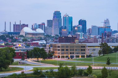 Kansas, Missouri, ABD. 09-15-17, güzel Kansas şehri alacakaranlıkta ufuk çizgisi.