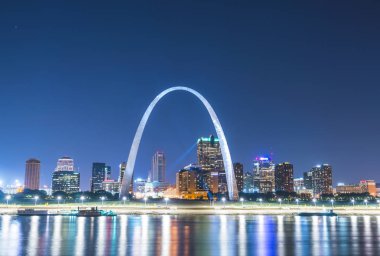 St. Louis gökdeleninde gece yansıması var, st. Louis, Missouri, ABD.