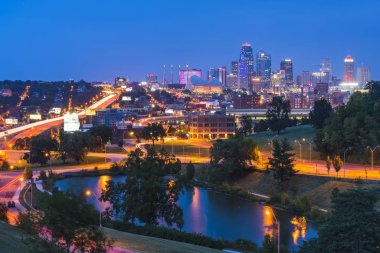 Kansas, Missouri, ABD. 09-15-17, güzel Kansas Şehri Geceleri gökyüzü.