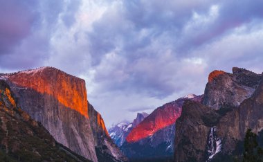 renkli Yosemite Milli Parkı ile bulutlu gökyüzü gün batımında.