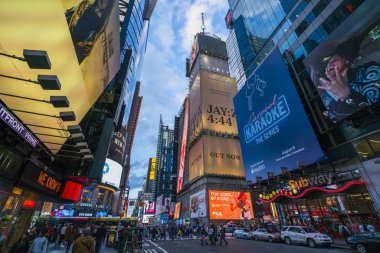 New York, ABD, 09-03-17: Ünlü, kalabalık ve trafik ile gece saat aralığı.