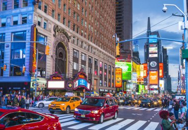 New York, ABD, 09-03-17: Ünlü, kalabalık ve trafik ile gece saat aralığı.