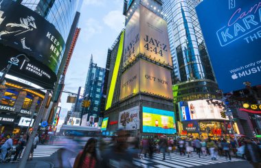 New York, ABD, 09-03-17: Ünlü, kalabalık ve trafik ile gece saat aralığı.