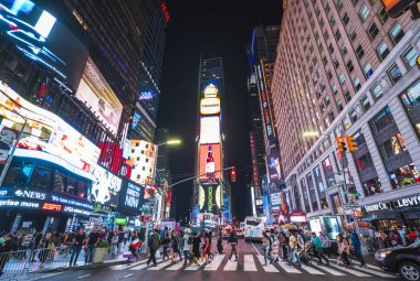 New York, ABD, 09-03-17: Ünlü, kalabalık ve trafik ile gece saat aralığı.