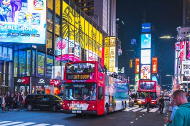 New York, ABD, 09-03-17: Ünlü, kalabalık ve trafik ile gece saat aralığı.