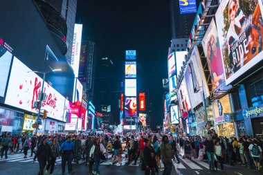 New York, ABD, 09-03-17: Ünlü, kalabalık ve trafik ile gece saat aralığı.