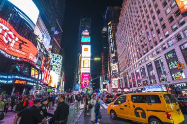 New York, ABD, 09-03-17: Ünlü, kalabalık ve trafik ile gece saat aralığı.