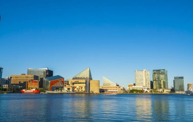Güneşli bir günde Baltimore İç Limanı.